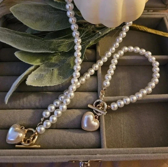 Pearl gold necklace with a matching bracelet. Heart pendant on both. - Picture 2 of 4